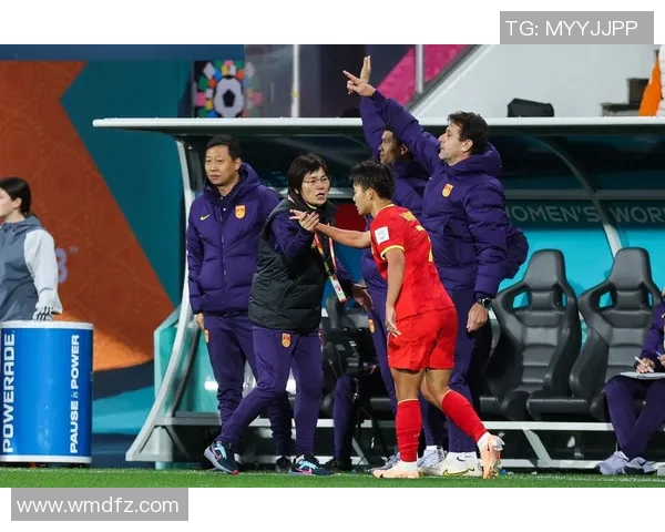 足球明星在赛场上泪洒当场感人瞬间引发球迷共鸣视频回顾